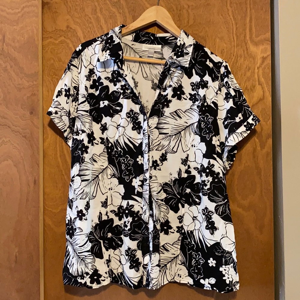 Black and white floral Hawaiian print shirt. Women’s L.
